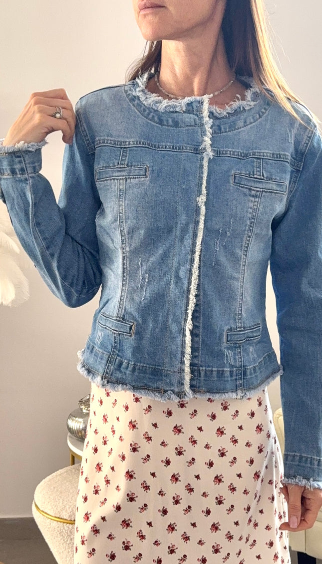 Giubbino in denim con bordi sfrangiati