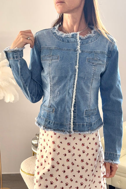 Giubbino in denim con bordi sfrangiati