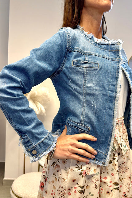 Giubbino in denim con bordi sfrangiati